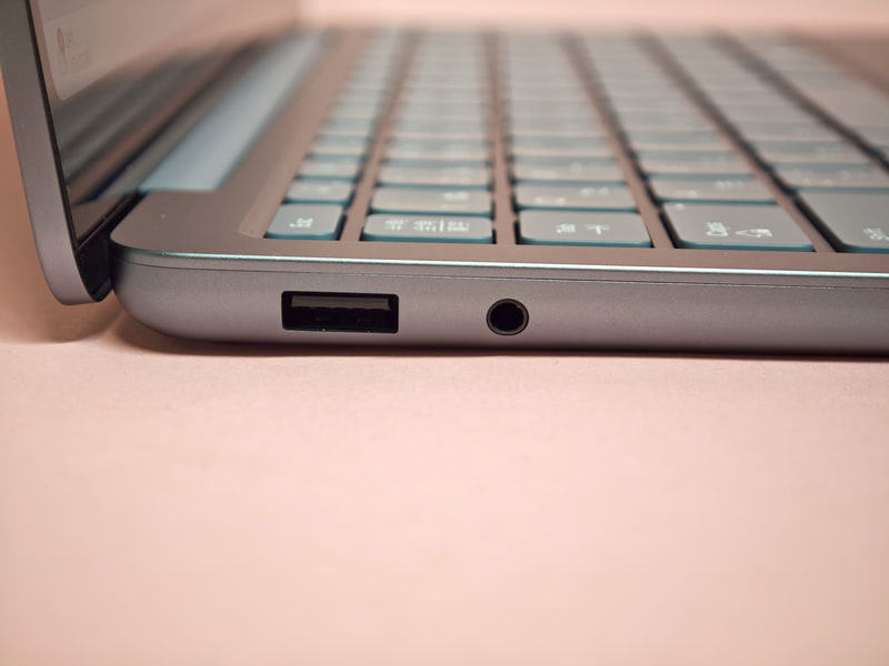 本体の左側面、USB Type-A端子とヘッドフォン端子