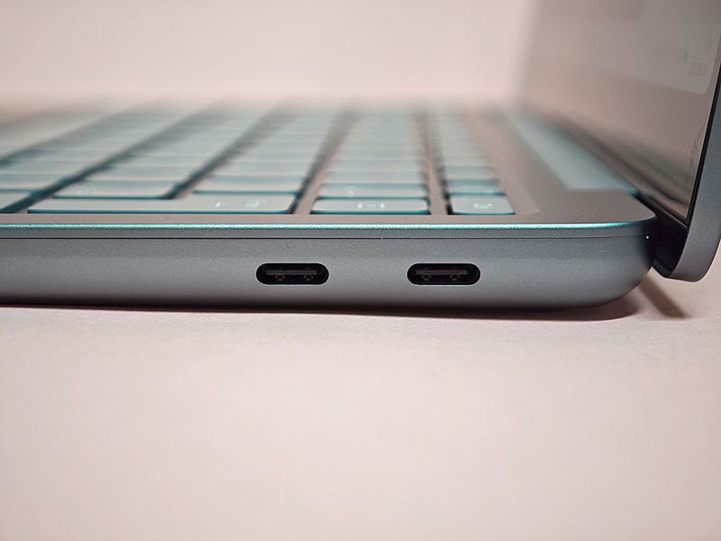 本体の右側面、USB Type-C 2基