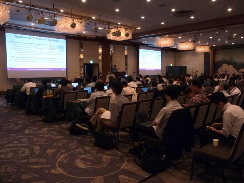 6月9日に開催されたショートコースの回路技術(サーキット)関連講座会場。デバイス・プロセス技術(テクノロジー)関連の講座に比べると受講者がやや少ない。前方の数列には横長のテーブルが置かれていた。なおテクノロジー関連のショートコース会場には、テーブルが置かれていなかった(座席数を増やすためと思われる)。9日午前に筆者が撮影したもの