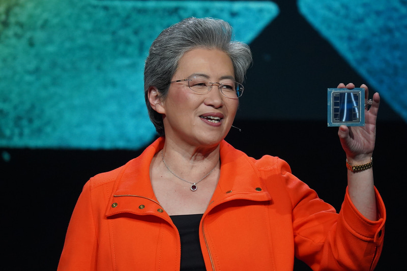 AMD Instinct MI350シリーズのGPUを手に持って公開するAMD 会長 兼 CEO リサ・スー氏
