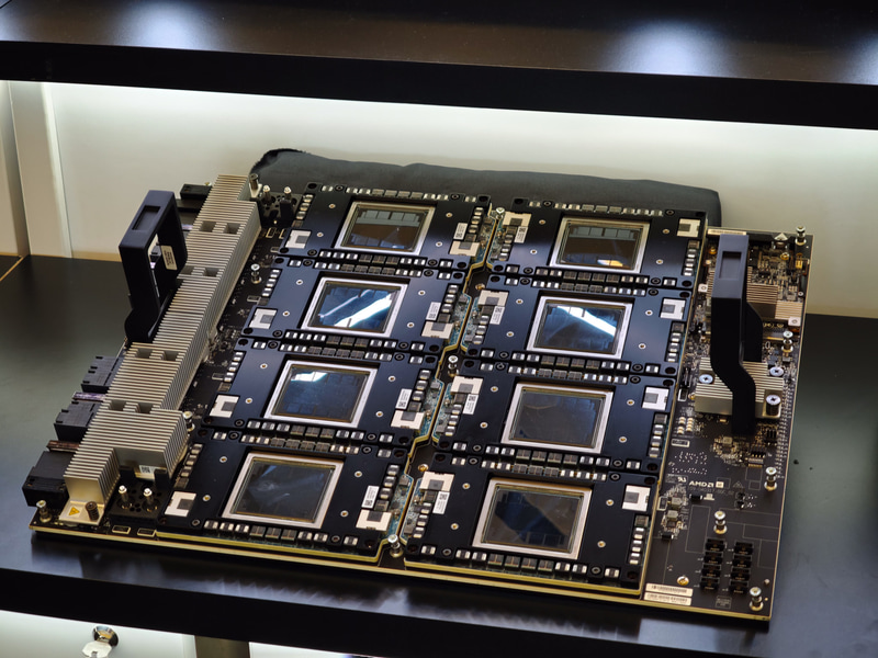 Instinct MI355Xを8基搭載したUBB8