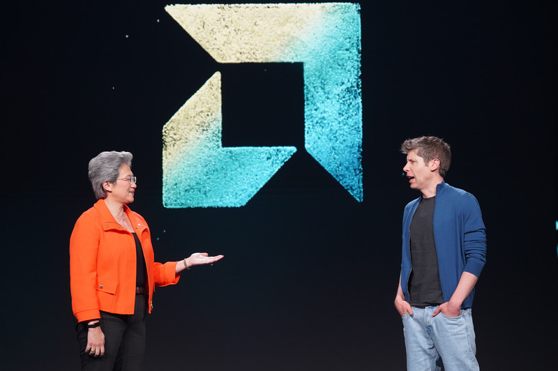 スー氏(左)とOpenAIの創始者・CEO サム・アルトマン氏(右)