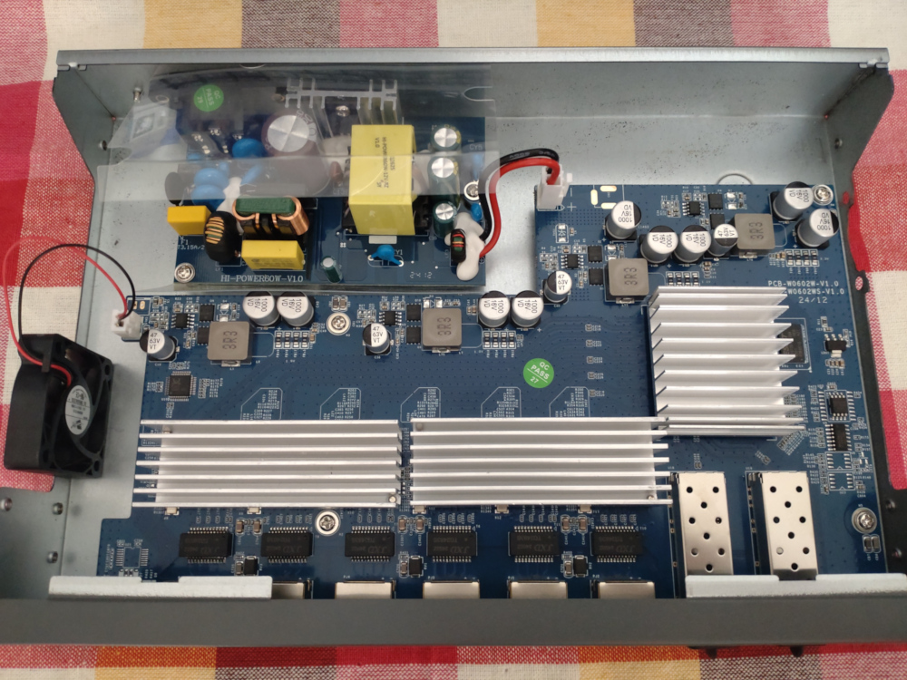 左側のファンを交換した。交換前のものはもっと分厚かった