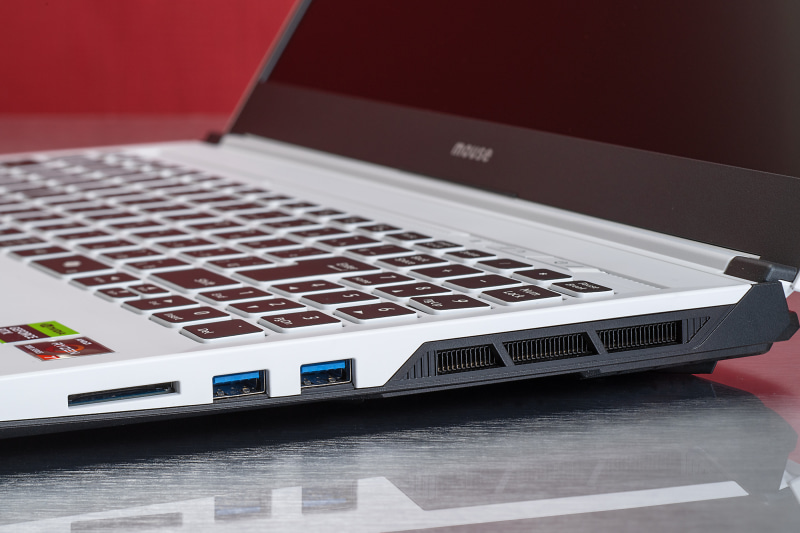 右側面にUSB 3.2 Gen 1 2基、SDカードスロット