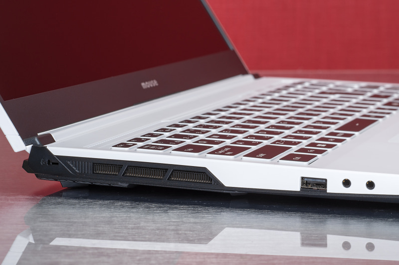 左側面にUSB 2.0、音声端子