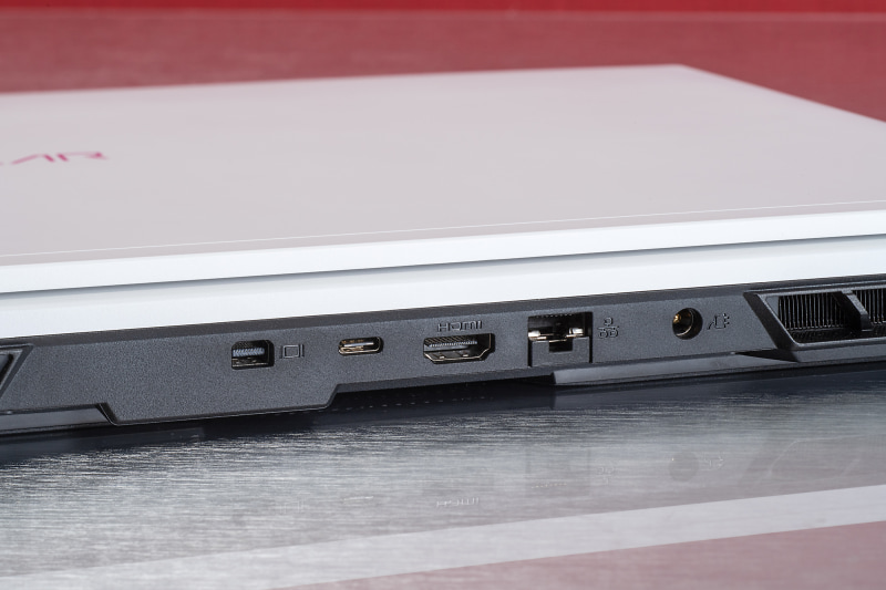 背面にMini DisplayPort出力、USB 3.2 Gen 2 Type-C、HDMI出力、Gigabit Ethernet