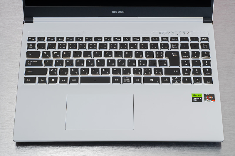 キーボードは日本語配列でテンキーも備わっている