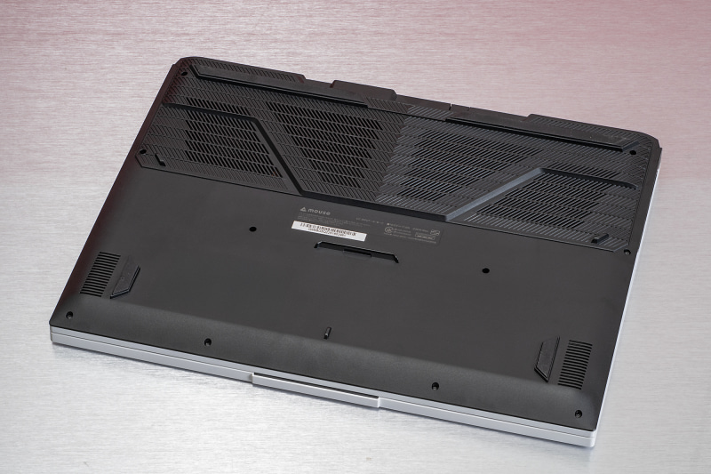 底面にある2基のファンから吸気して側面と背面から排気する構造だ。キーボード周辺の温度から効率よく排熱できていると言える