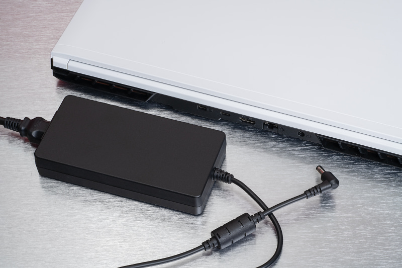 ACアダプタは230W出力だ