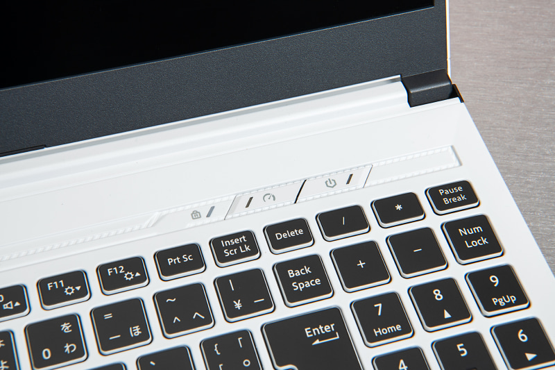 右上のメーターのようなアイコンのボタンでパフォーマンス、バランス、静音の動作モード切り換えが可能だ