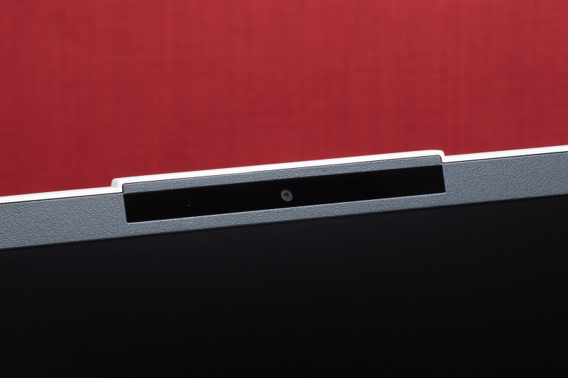 上部にはWebカメラとマイクを搭載