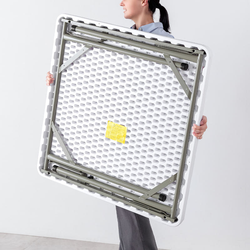 100-FD026Wを持ち運んでいるところ