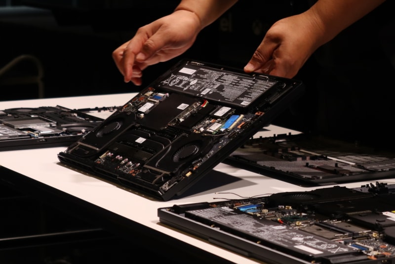 分解した実機での冷却機構説明