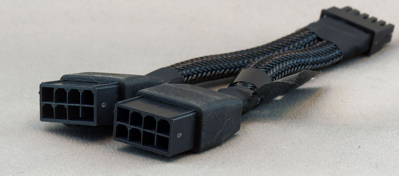 【写真12】12VHPWRコネクタに繋がる部分は外側から被覆が掛かってて中身が見えない。まぁ見えるような構造だと見栄えが悪いというのは判らなくはないが
