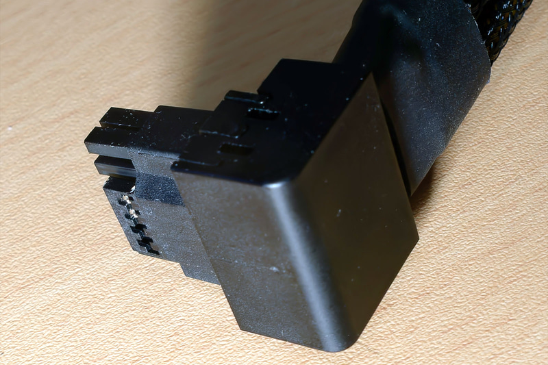 【写真13】これは90度曲げるタイプだが、曲げないタイプのものでもカバーが掛かってるものが多い