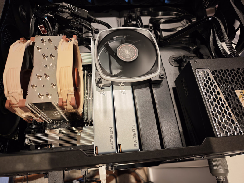 Radeon AI PRO R9700の4枚差しデモ