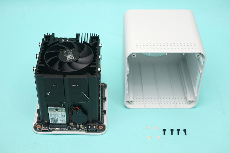 ネジ4本外すことで内部にアクセス可能