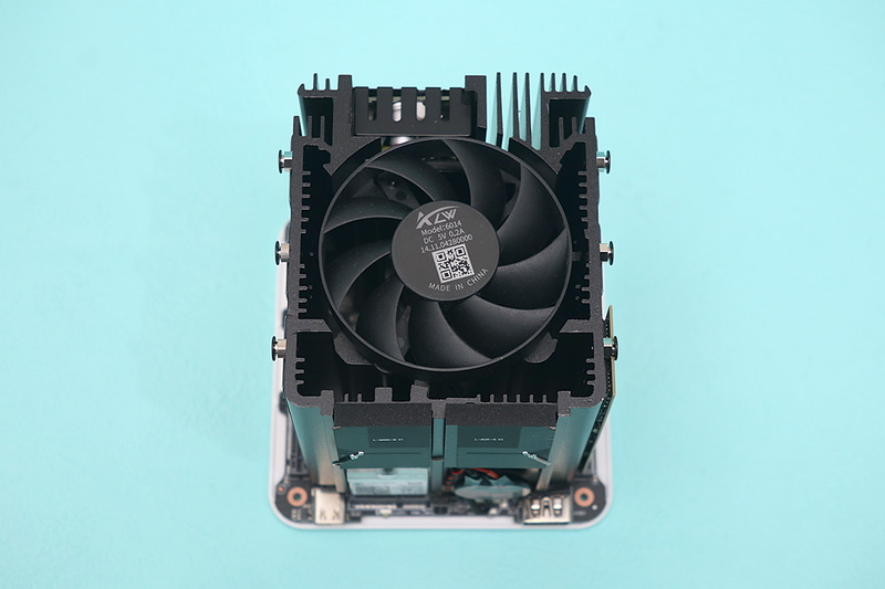 本体上部にファンを搭載。60mm径のファンを搭載。吹付けとなっている