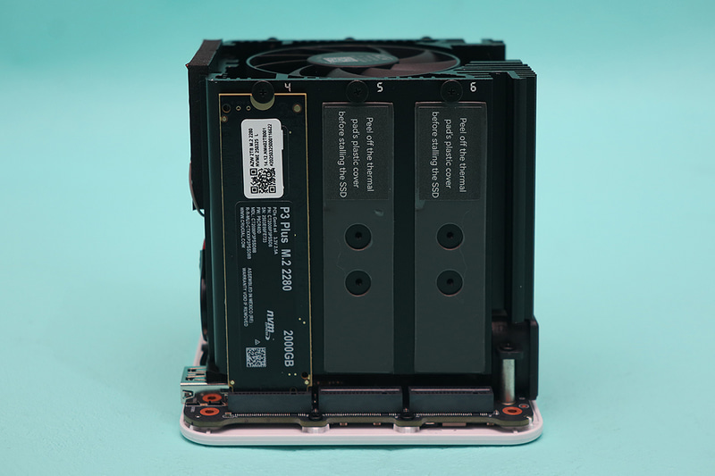 右側面のM.2スロット。Crucial P3 Plusが装着済みとなっている(ここだけx2でSATA対応)