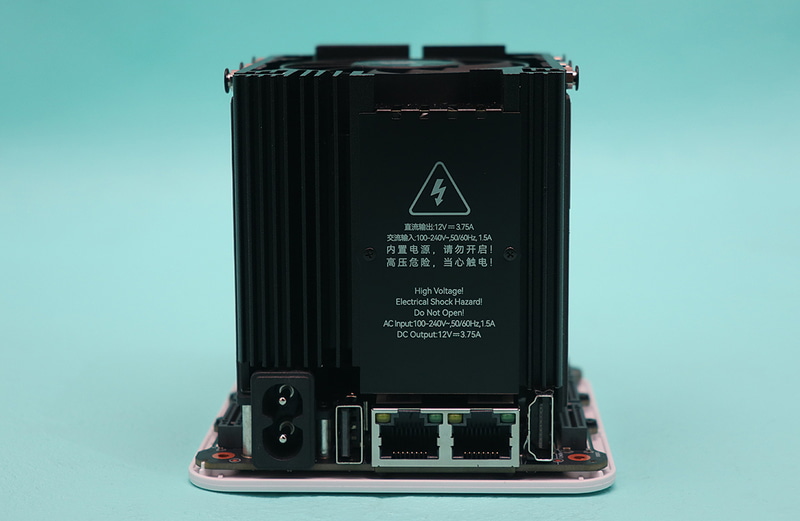 本体背面側に45Wの電源を内蔵