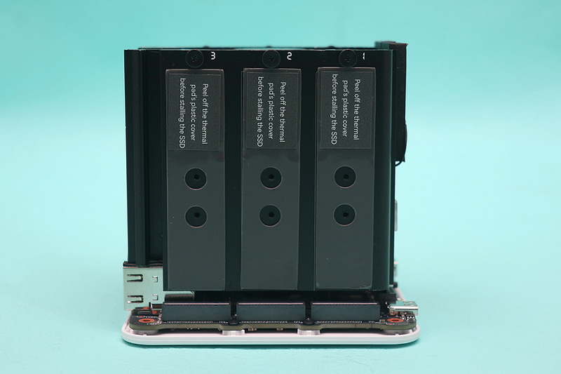 左側面のM.2スロット