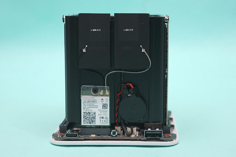 前面にIntel AX101無線LANモジュールを装備