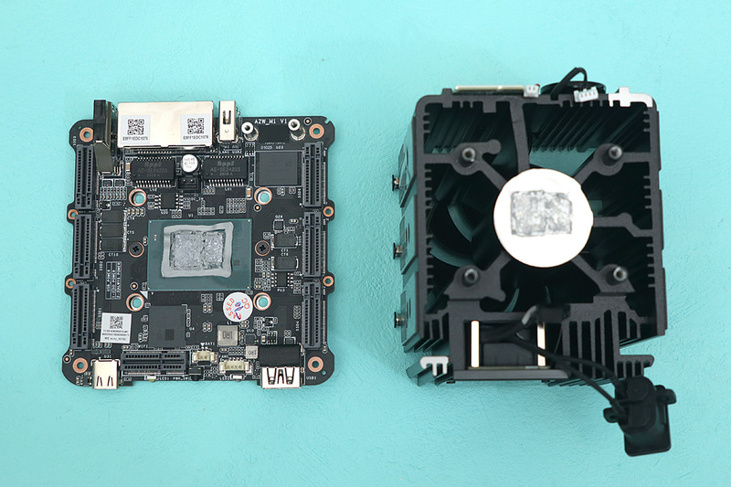 基板はネジ4本で底面カバーに取り付けられているので、それを外すとヒートシンクを留めているネジにアクセスできる。それらを外し、コネクタ類を外せばヒートシンクと基板を分離可能だ