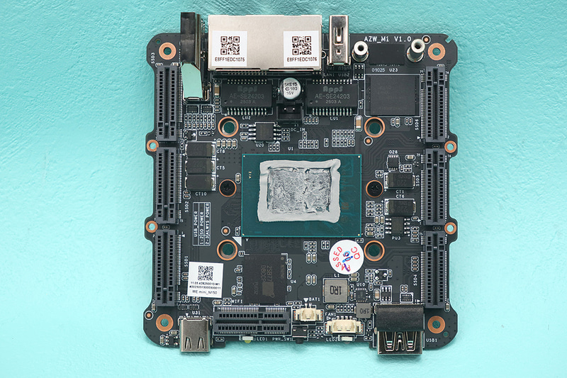 基板上面。Intel N150が鎮座しているほか、メモリや64GBのeMMCの搭載も見える