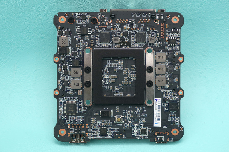 基板底面。MPS製のVRM電源コントローラやパワーステージ、ITEのスーパーI/O、IntelのI226-V、eEverのUSB Type-A→Type-C変換チップなどが見える