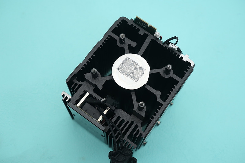 ヒートシンクは円柱のところがCPUと接触、周囲はM.2 SSDなどと接触