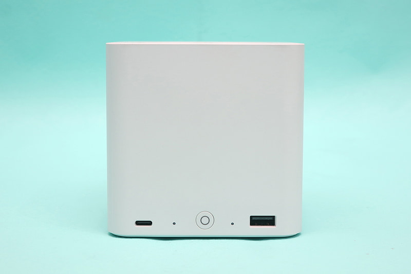 本体正面。電源ボタン、インジケータ、USB 3.2 Gen 2 Type-CとUSB 3.2 Gen 2のみだ