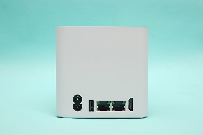 本体背面はAC入力、USB 2.0、2.5Gigabit Ethernet、HDMI出力