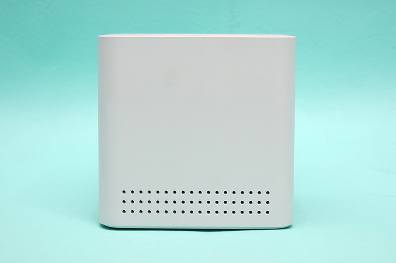 左右両面は排気口のみ