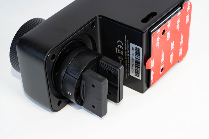 強力な両面テープでの取り付けを行なう。サムターンの形状によっては対応しないこともあるので注意が必要だ