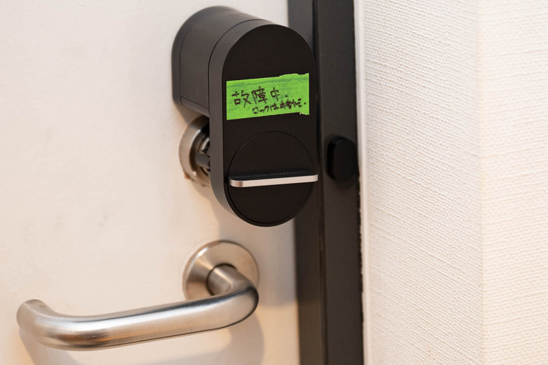 スマートロックのある生活に慣れてしまうと手動で施錠するのを忘れがちになってしまう。筆者宅では家族にも注意喚起を貼り付けるなどアナログな方法でしばらくは従来の鍵操作を行なっていた