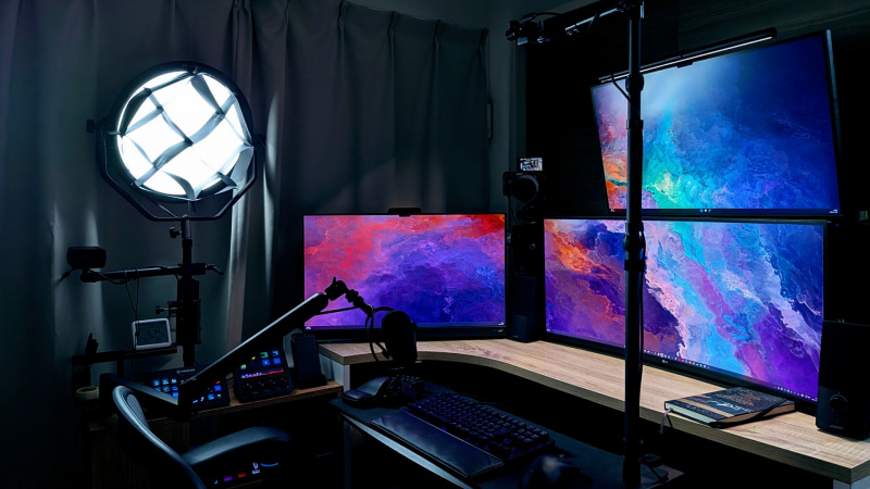 筆者の配信環境。ここには写っていないがデスクトップを2台使っている