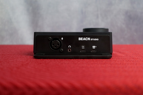 背面にUSB Type-Cが2ポートあり、2台のPCに同時につながる