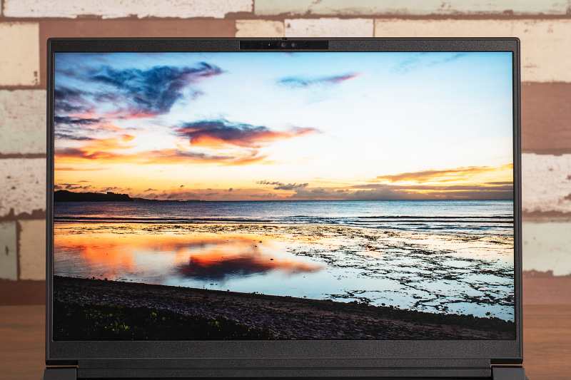 パネルはDCI-P3 100%で、Delta E≦2を満たす18型4K UHD+