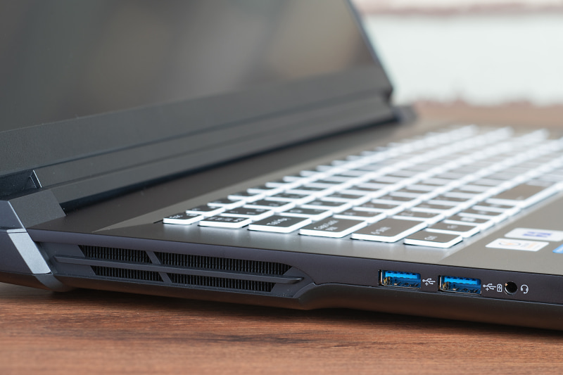 USB 3.2 Gen 2 2基、音声入出力端子を装備