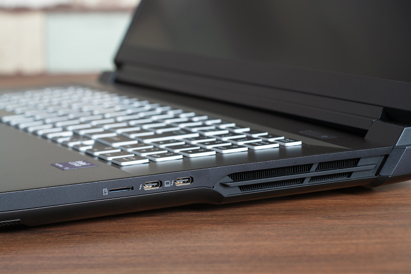 Thunderbolt 5 2基、microSDカードスロット(UHS-I対応)を装備