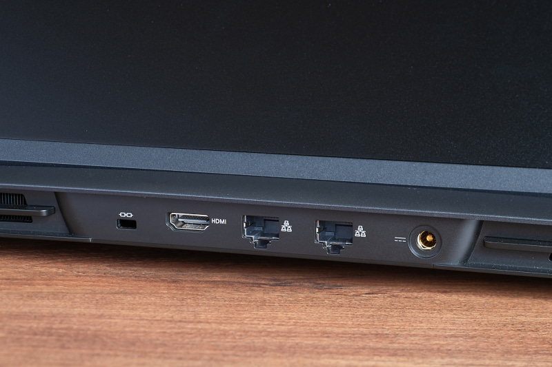 背面には2.5Gigabit Ethernet 2基、HDMI、ACアダプタジャックを装備