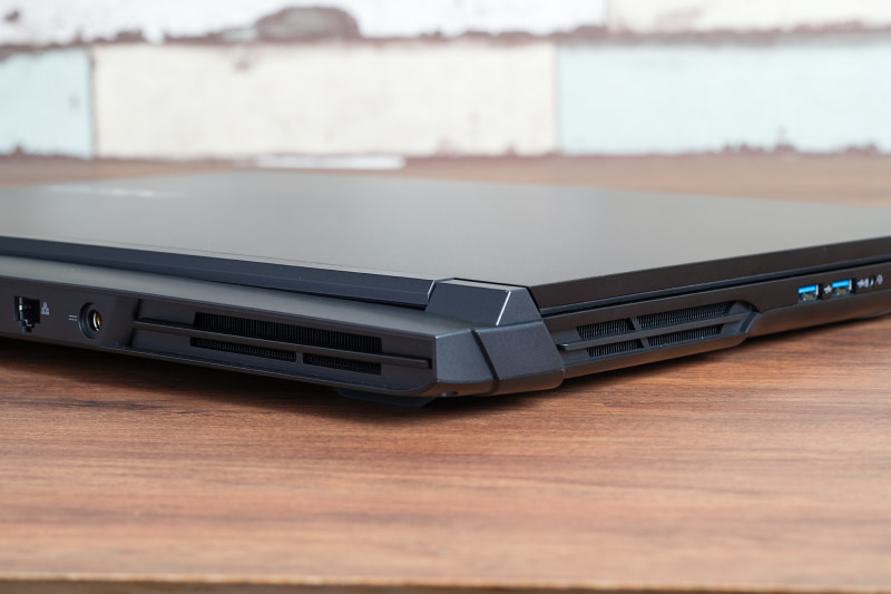 背面と両側面に吸排気口でしっかり排熱