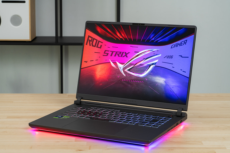 <a href="https://rog.asus.com/jp/laptops/rog-strix/rog-strix-g16-2025/" class="n" target="_blank">ROG Strix G16 G615LW</a>の価格は33万9,800円からで、搭載GPUやメモリ/ストレージの容量違いで複数モデルがある。ここではCore Ultra 9 275HXとGeForce RTX 5080 Laptop GPUを搭載する最上位モデル(型番: G615LW-U9R5080)をレビューしている。ちなみに価格は49万9,800円