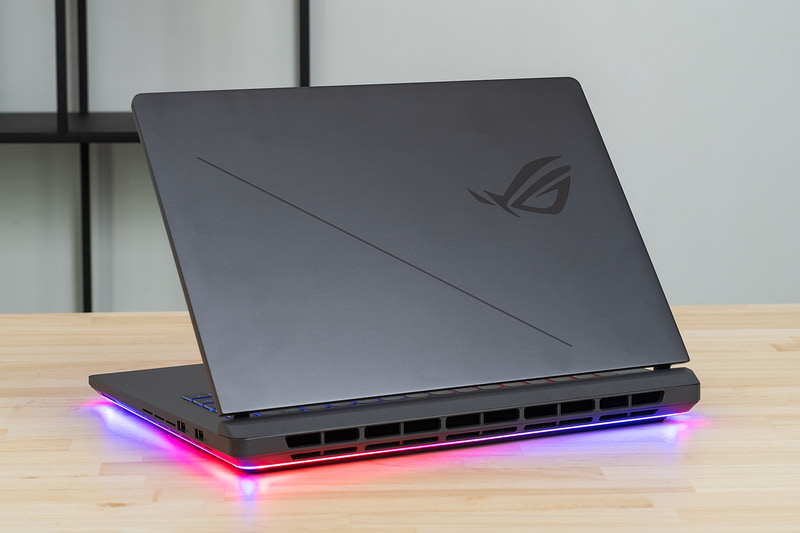 <a href="https://rog.asus.com/jp/laptops/rog-strix/rog-strix-g16-2025/" class="n" target="_blank">ROG Strix G16 G615LW</a>の価格は33万9,800円からで、搭載GPUやメモリ/ストレージの容量違いで複数モデルがある。ここではCore Ultra 9 275HXとGeForce RTX 5080 Laptop GPUを搭載する最上位モデル(型番: G615LW-U9R5080)をレビューしている。ちなみに価格は49万9,800円