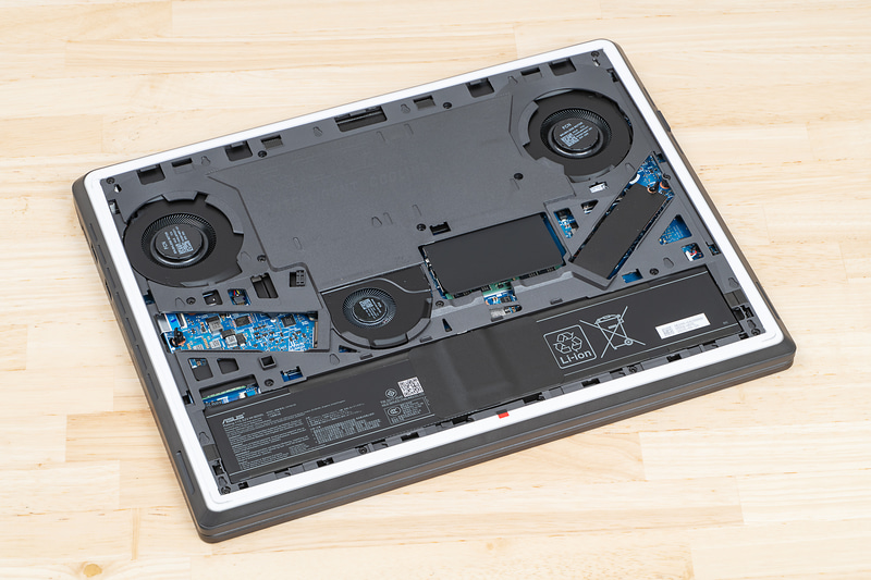 ベイパーチャンバーによって送られた熱が、内部にレイアウトされた3つのファンによって効果的に排除