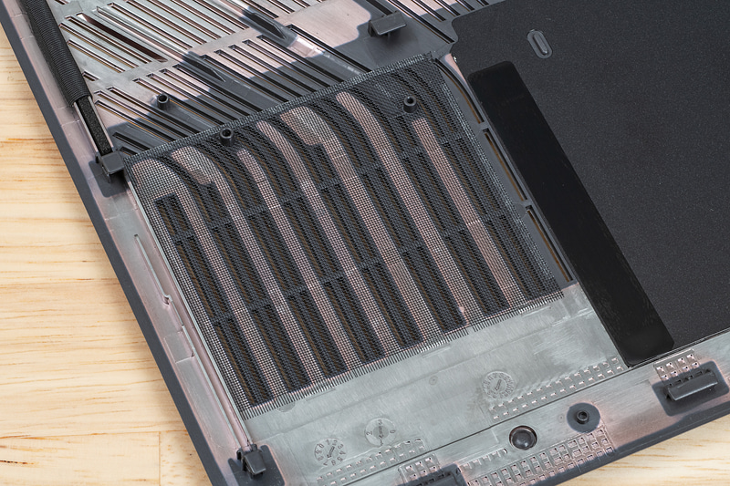 底面カバー側の、ちょうどファンのある位置にセットされたダストフィルタによって、ファンへのホコリの付着を低減