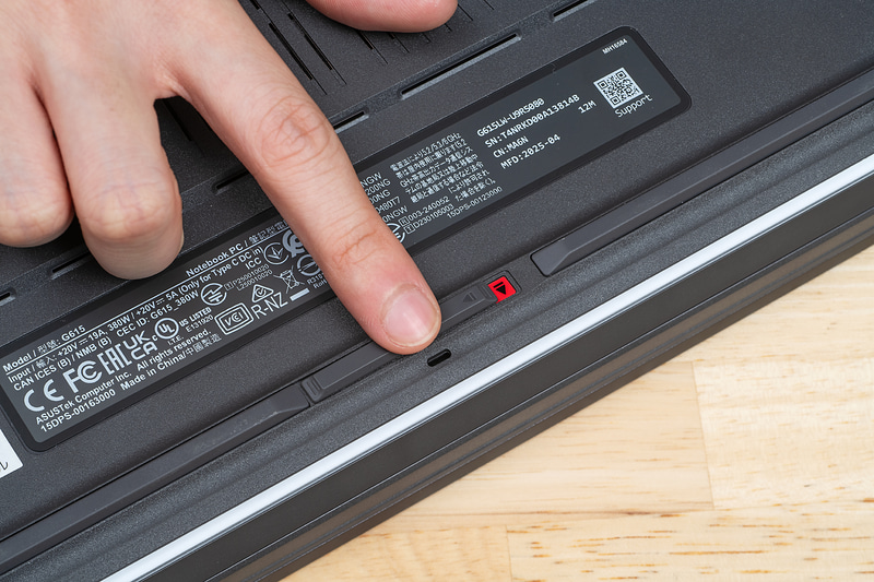 裏面にあるスイッチを横にスライドさせることでロックが外れ、底面カバーを取り外せる