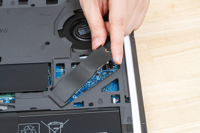 カバーを外すと、2つのM.2スロットがすぐに出現。片方はすでにシステムドライブで使われている