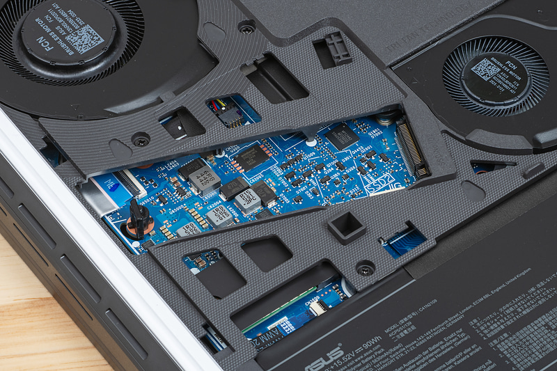 カバーを外すと、2つのM.2スロットがすぐに出現。片方はすでにシステムドライブで使われている