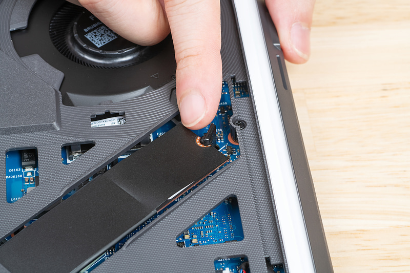 Q-Latchシステムによりツールレスで簡単にSSDを脱着できる